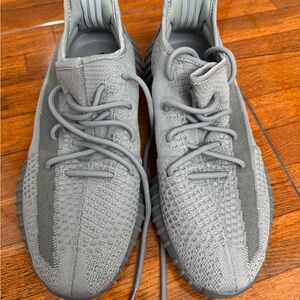 adidas yeezy boost 350 V2 
steel gray